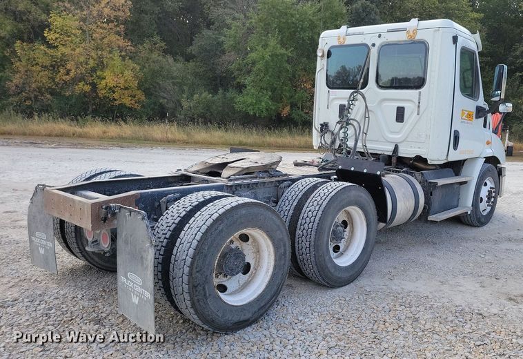 image for item LO9829 2014 Freightliner  Cascadia semi truck
