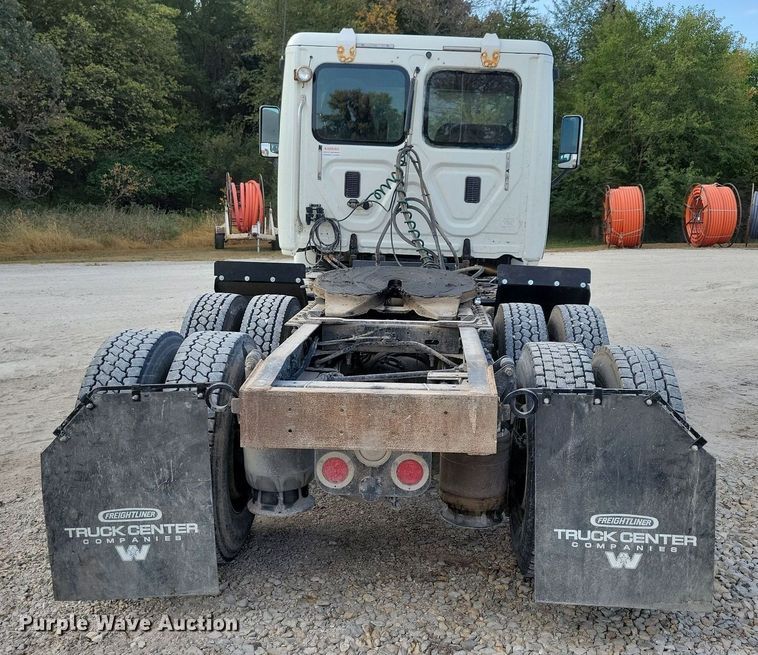 image for item LO9829 2014 Freightliner  Cascadia semi truck