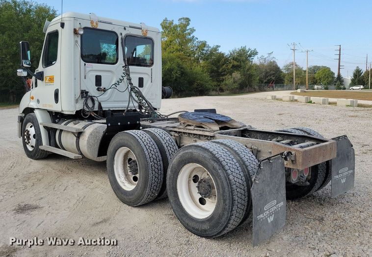 image for item LO9829 2014 Freightliner  Cascadia semi truck
