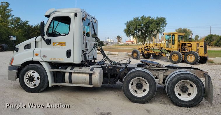 image for item LO9829 2014 Freightliner  Cascadia semi truck