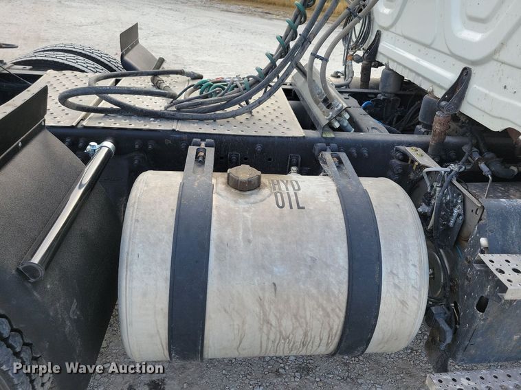 image for item LO9829 2014 Freightliner  Cascadia semi truck