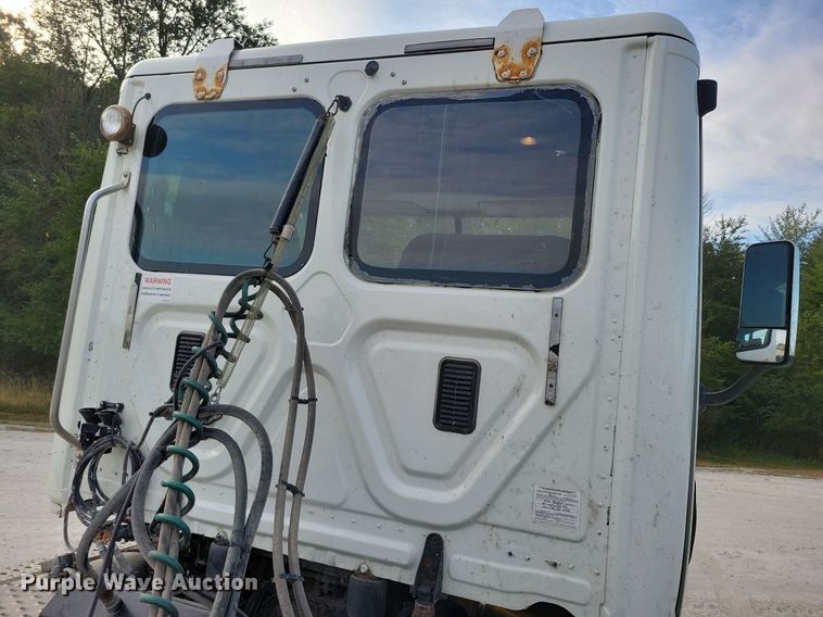 image for item LO9829 2014 Freightliner  Cascadia semi truck