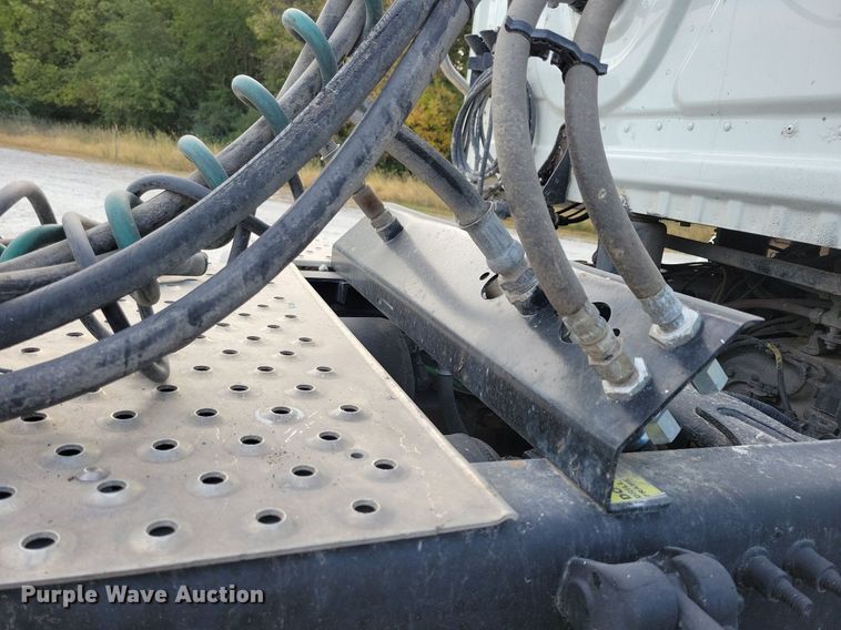 image for item LO9829 2014 Freightliner  Cascadia semi truck