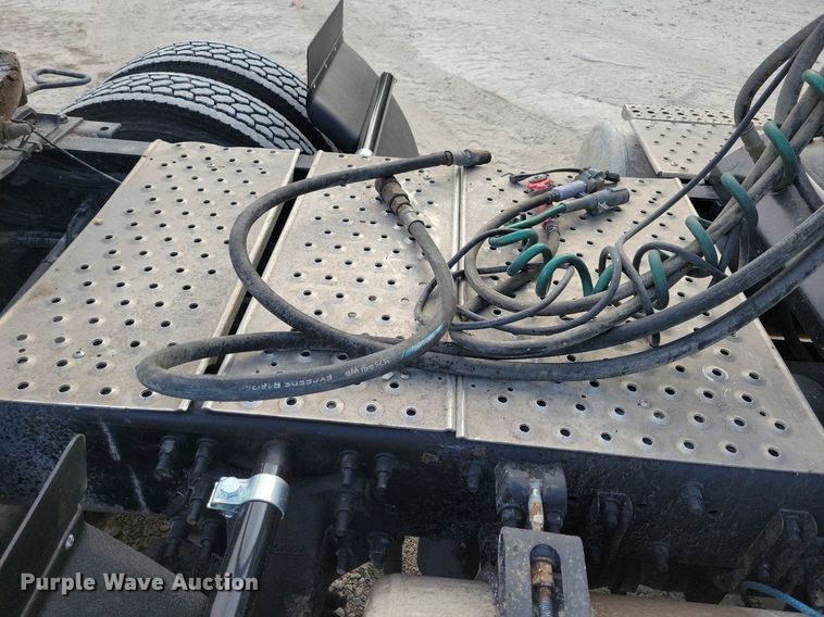 image for item LO9829 2014 Freightliner  Cascadia semi truck