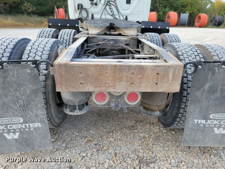 image for item LO9829 2014 Freightliner  Cascadia semi truck