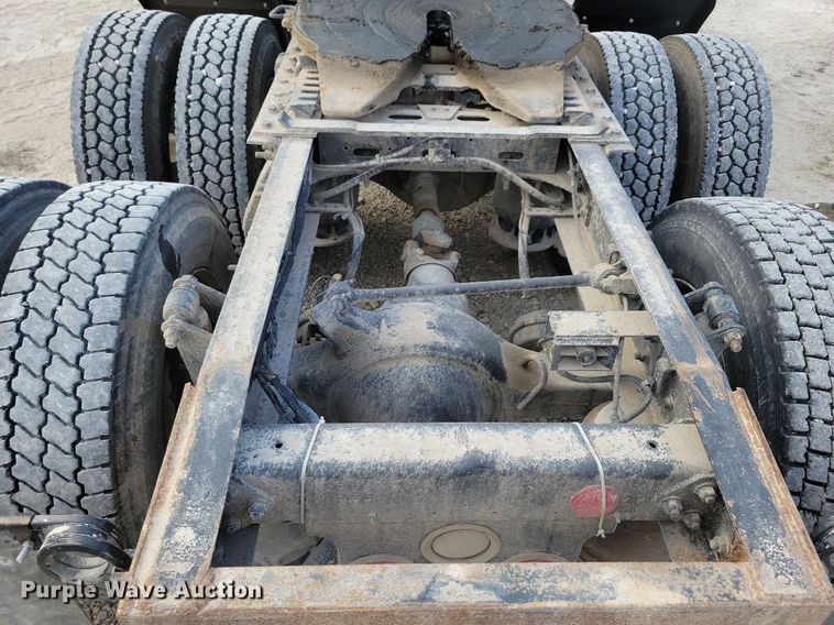 image for item LO9829 2014 Freightliner  Cascadia semi truck