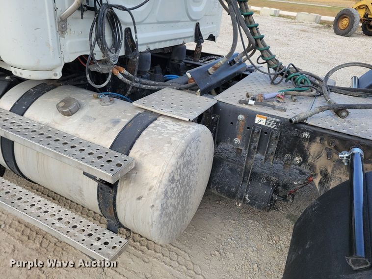 image for item LO9829 2014 Freightliner  Cascadia semi truck