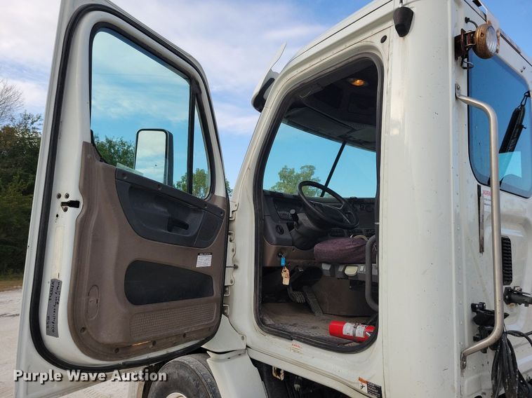 image for item LO9829 2014 Freightliner  Cascadia semi truck