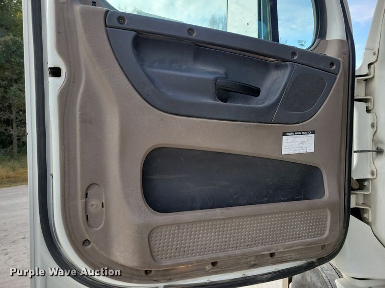 image for item LO9829 2014 Freightliner  Cascadia semi truck