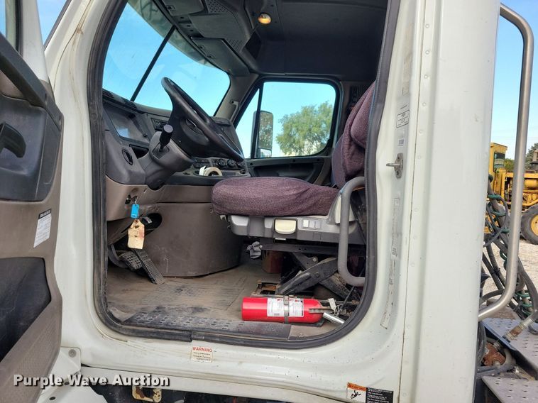 image for item LO9829 2014 Freightliner  Cascadia semi truck