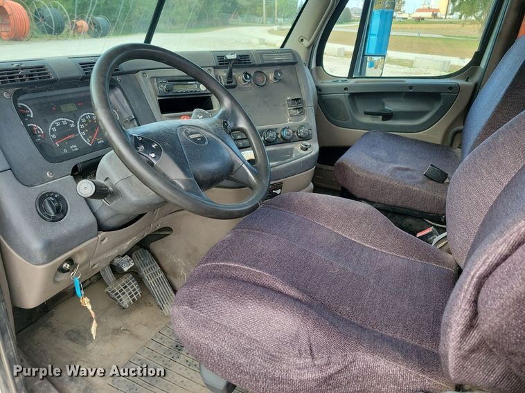 image for item LO9829 2014 Freightliner  Cascadia semi truck