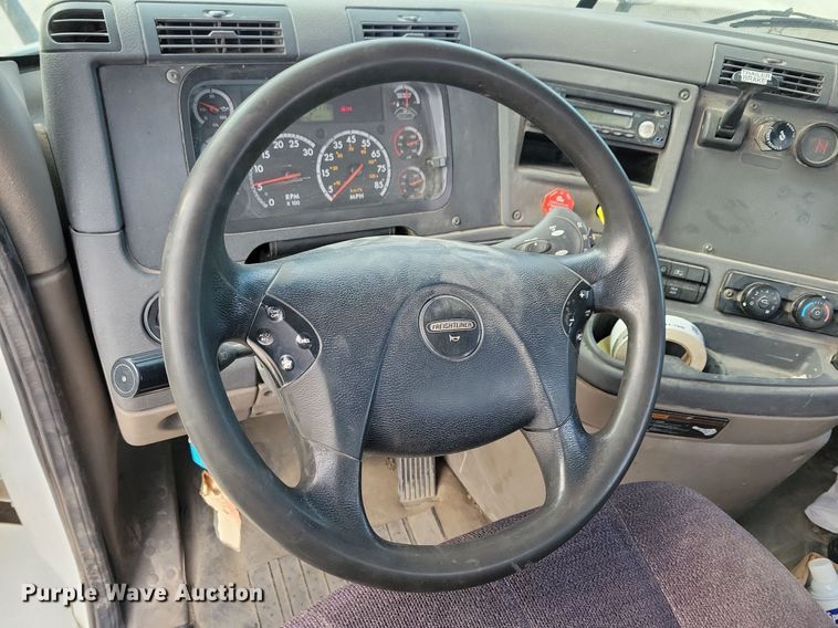 image for item LO9829 2014 Freightliner  Cascadia semi truck