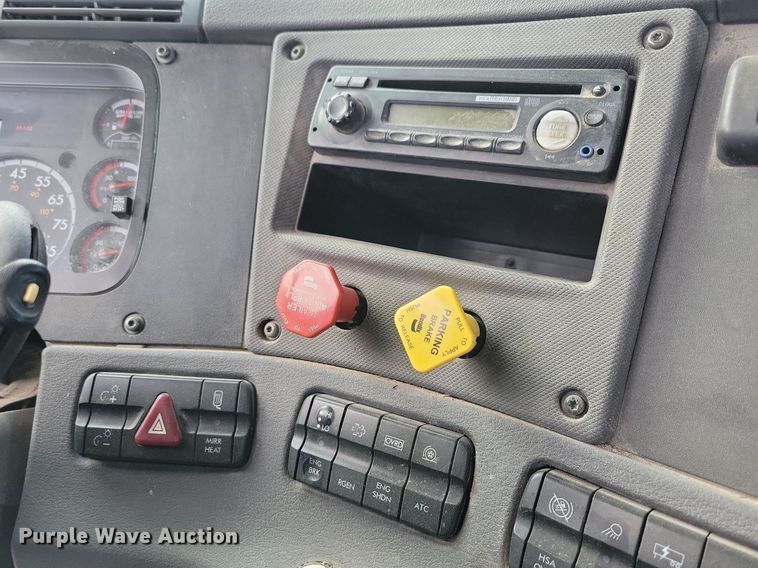 image for item LO9829 2014 Freightliner  Cascadia semi truck