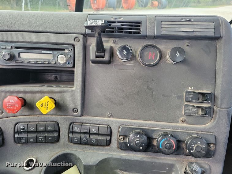 image for item LO9829 2014 Freightliner  Cascadia semi truck