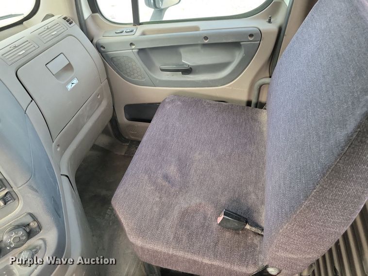 image for item LO9829 2014 Freightliner  Cascadia semi truck