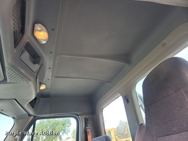 image for item LO9829 2014 Freightliner  Cascadia semi truck