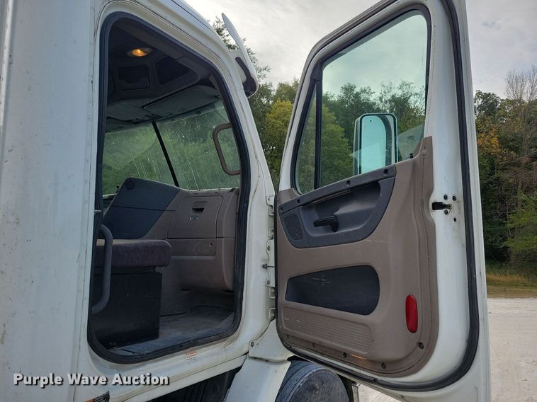 image for item LO9829 2014 Freightliner  Cascadia semi truck