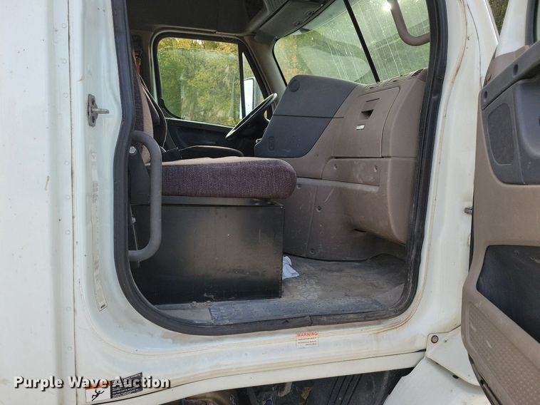 image for item LO9829 2014 Freightliner  Cascadia semi truck