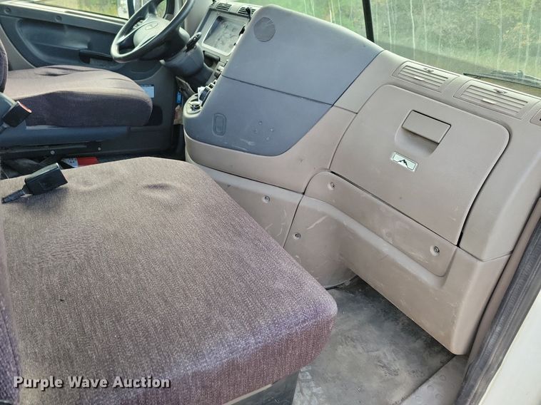 image for item LO9829 2014 Freightliner  Cascadia semi truck