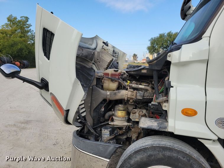 image for item LO9829 2014 Freightliner  Cascadia semi truck