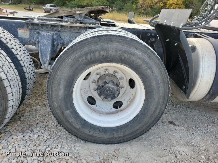 image for item LO9829 2014 Freightliner  Cascadia semi truck