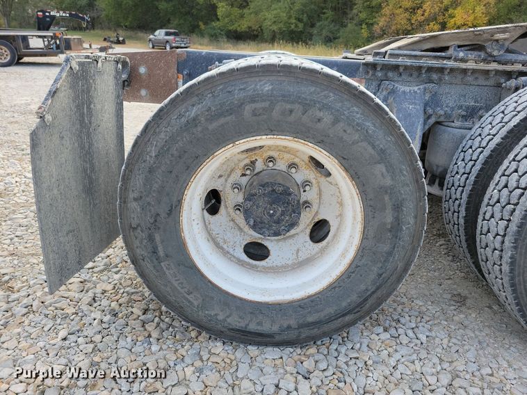 image for item LO9829 2014 Freightliner  Cascadia semi truck