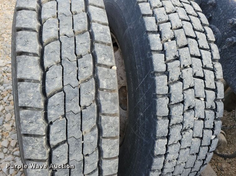 image for item LO9829 2014 Freightliner  Cascadia semi truck