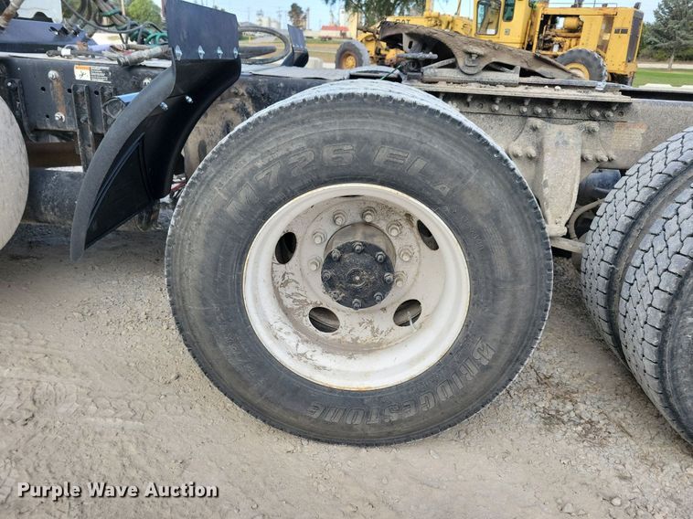 image for item LO9829 2014 Freightliner  Cascadia semi truck