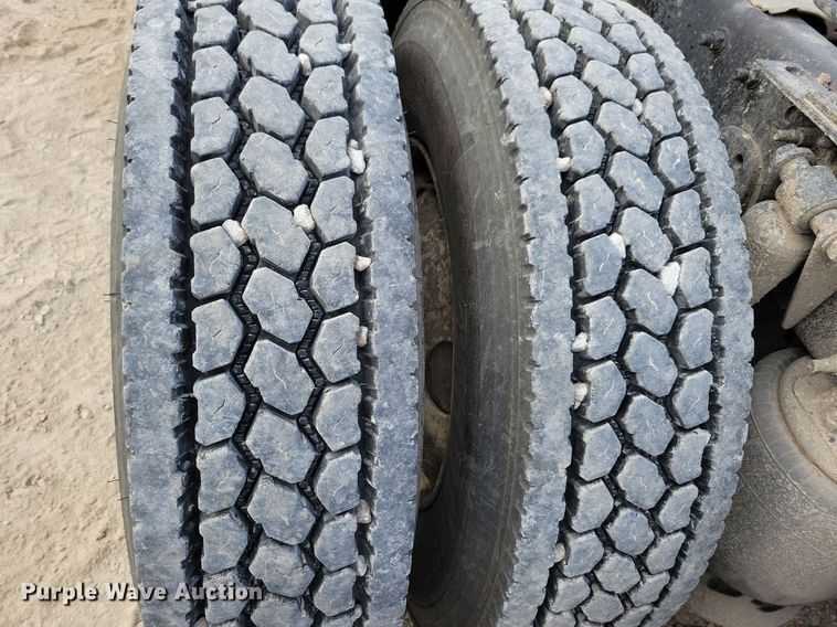 image for item LO9829 2014 Freightliner  Cascadia semi truck