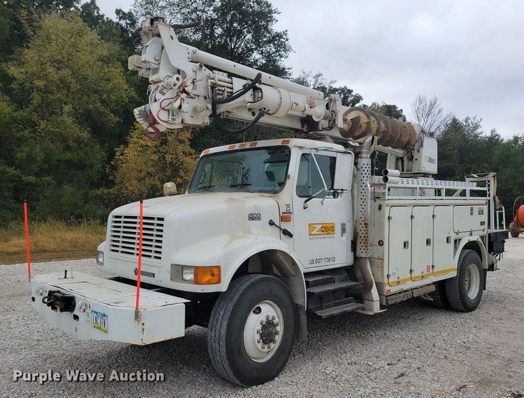 image for item LO9831 2001 International 4800  digger derrick truck