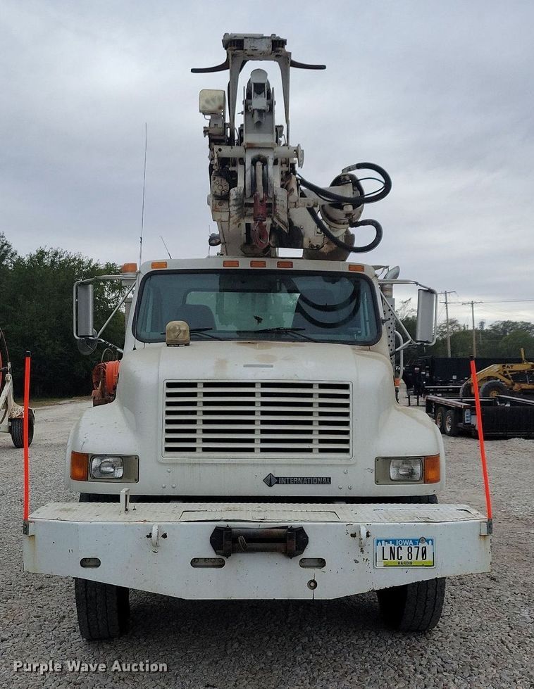 image for item LO9831 2001 International 4800  digger derrick truck
