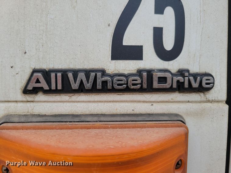 image for item LO9831 2001 International 4800  digger derrick truck