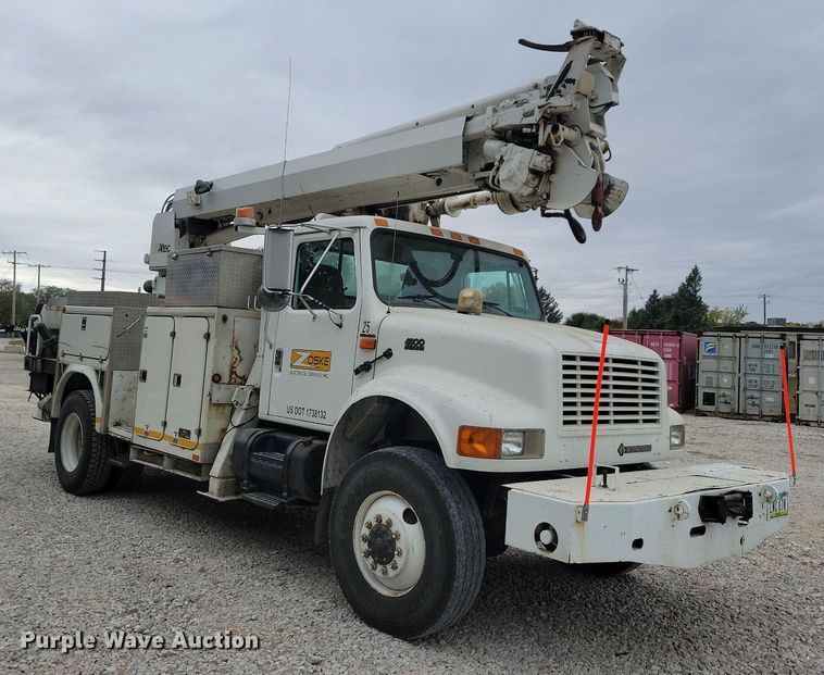 image for item LO9831 2001 International 4800  digger derrick truck