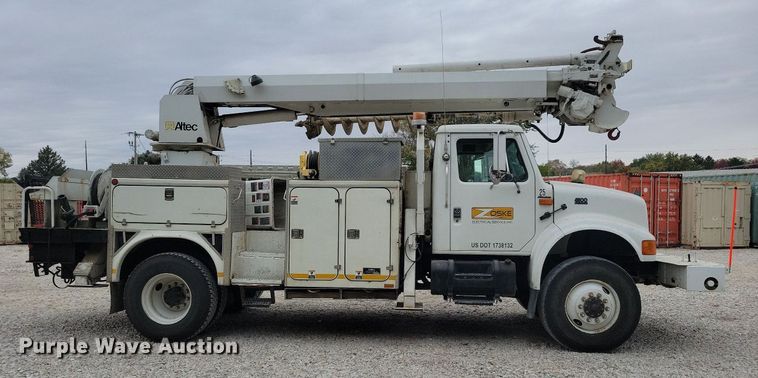 image for item LO9831 2001 International 4800  digger derrick truck