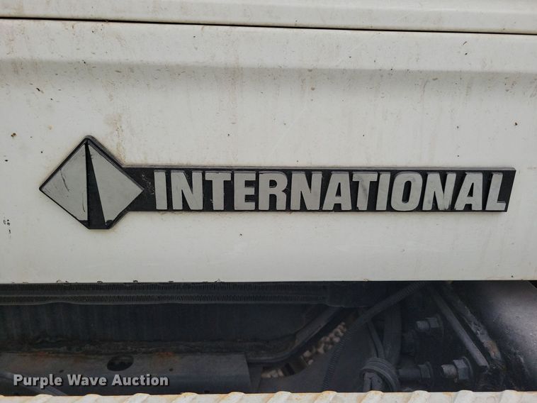 image for item LO9831 2001 International 4800  digger derrick truck