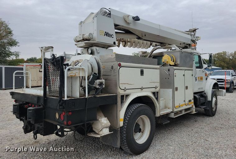 image for item LO9831 2001 International 4800  digger derrick truck