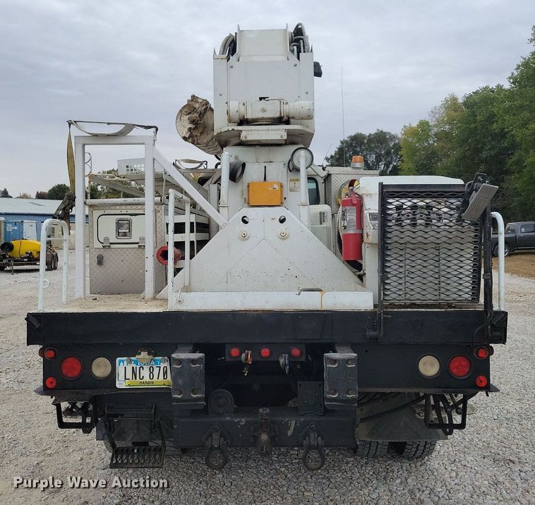 image for item LO9831 2001 International 4800  digger derrick truck