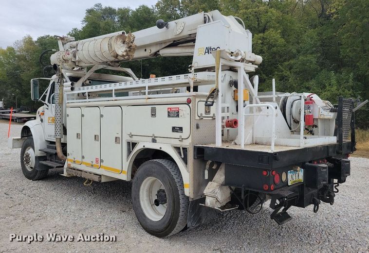 image for item LO9831 2001 International 4800  digger derrick truck