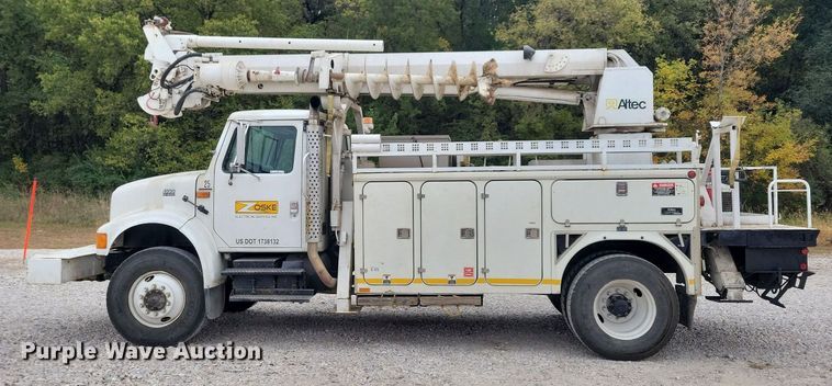 image for item LO9831 2001 International 4800  digger derrick truck