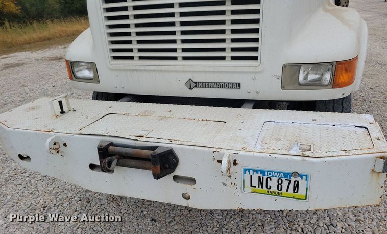 image for item LO9831 2001 International 4800  digger derrick truck