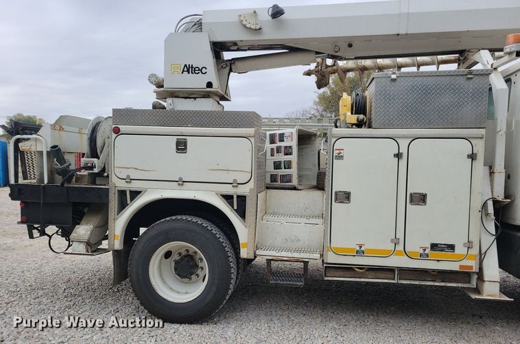 image for item LO9831 2001 International 4800  digger derrick truck