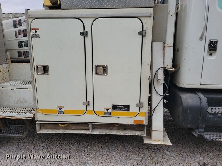 image for item LO9831 2001 International 4800  digger derrick truck