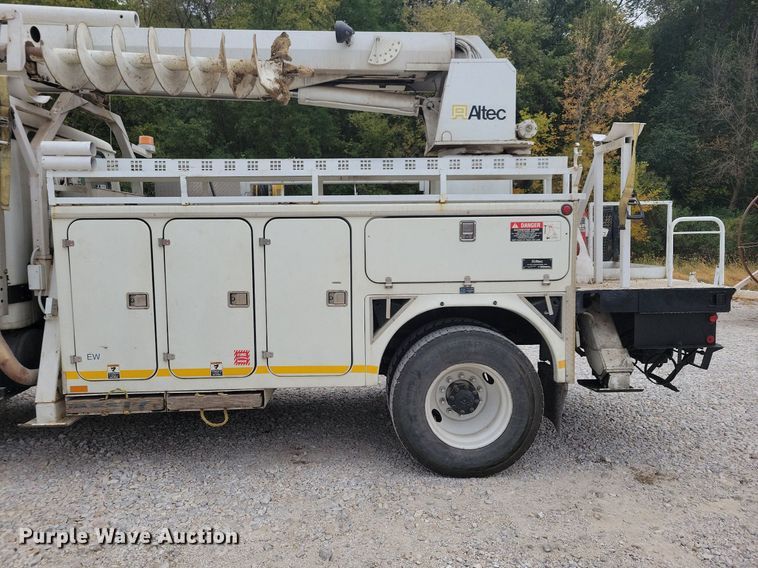 image for item LO9831 2001 International 4800  digger derrick truck