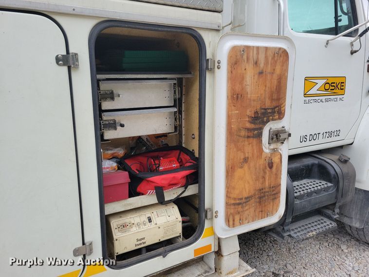 image for item LO9831 2001 International 4800  digger derrick truck