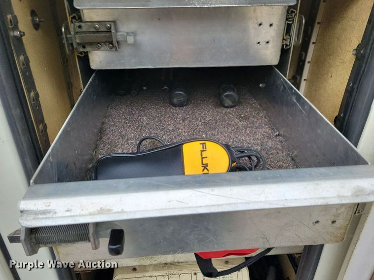 image for item LO9831 2001 International 4800  digger derrick truck