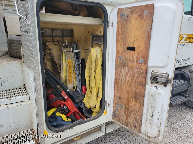 image for item LO9831 2001 International 4800  digger derrick truck