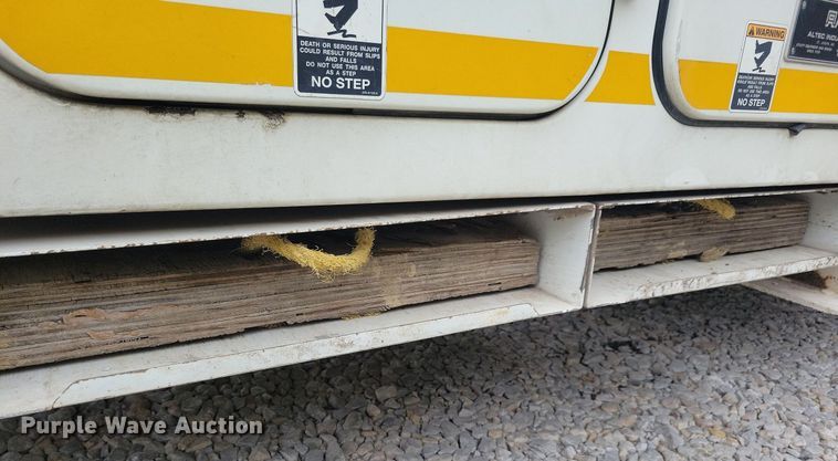 image for item LO9831 2001 International 4800  digger derrick truck