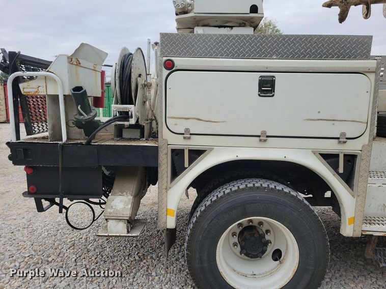 image for item LO9831 2001 International 4800  digger derrick truck