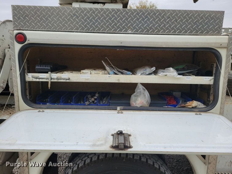 image for item LO9831 2001 International 4800  digger derrick truck