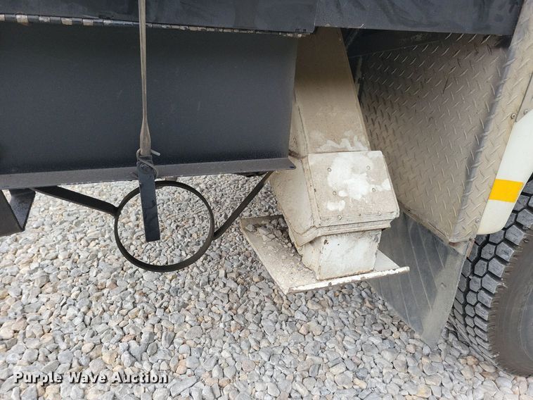 image for item LO9831 2001 International 4800  digger derrick truck